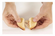 Bánh Fortune Cookies - bánh cookies may mắn chứa thông điệp bên trong