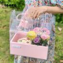 Hộp quà hoa và bánh tặng người thân yêu